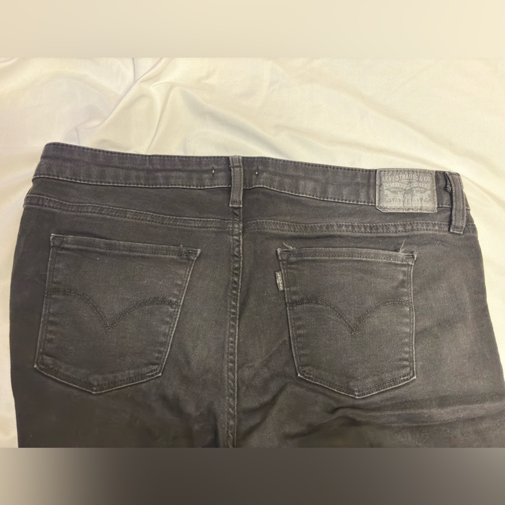 Levi's Women's 711 Skinny Jeans in Soft Black - Picture 3 of 6